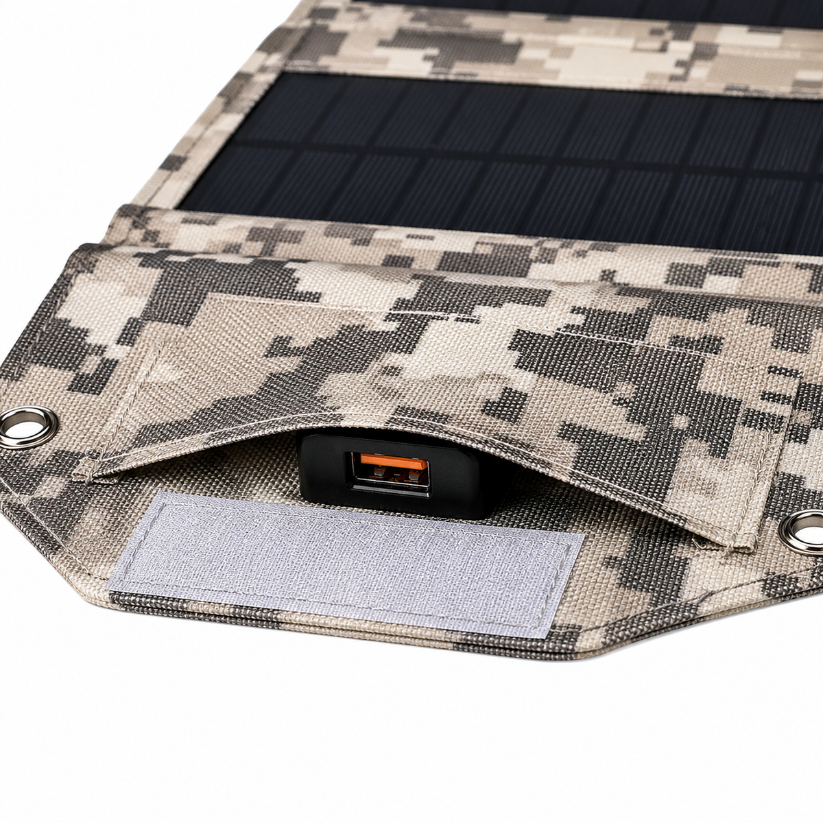 Detailaufnahme der integrierten USB-Ausgänge und geschützten Anschlüsse des faltbaren Solarpanels.
