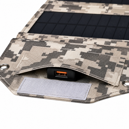 Detailaufnahme der integrierten USB-Ausgänge und geschützten Anschlüsse des faltbaren Solarpanels.
