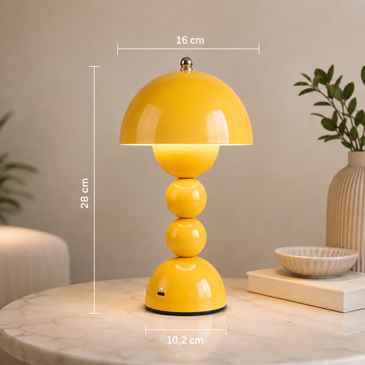 Gelbe kabellose LED-Tischlampe mit 28 cm Höhe, 16 cm Schirmdurchmesser und 10,2 cm Standfuß für Wohn- und Schlafzimmer.
