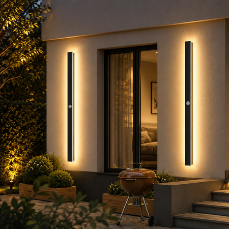 Moderne LED Außenwandleuchte mit Bewegungsmelder in warmweiß an einer Hausfassade.
