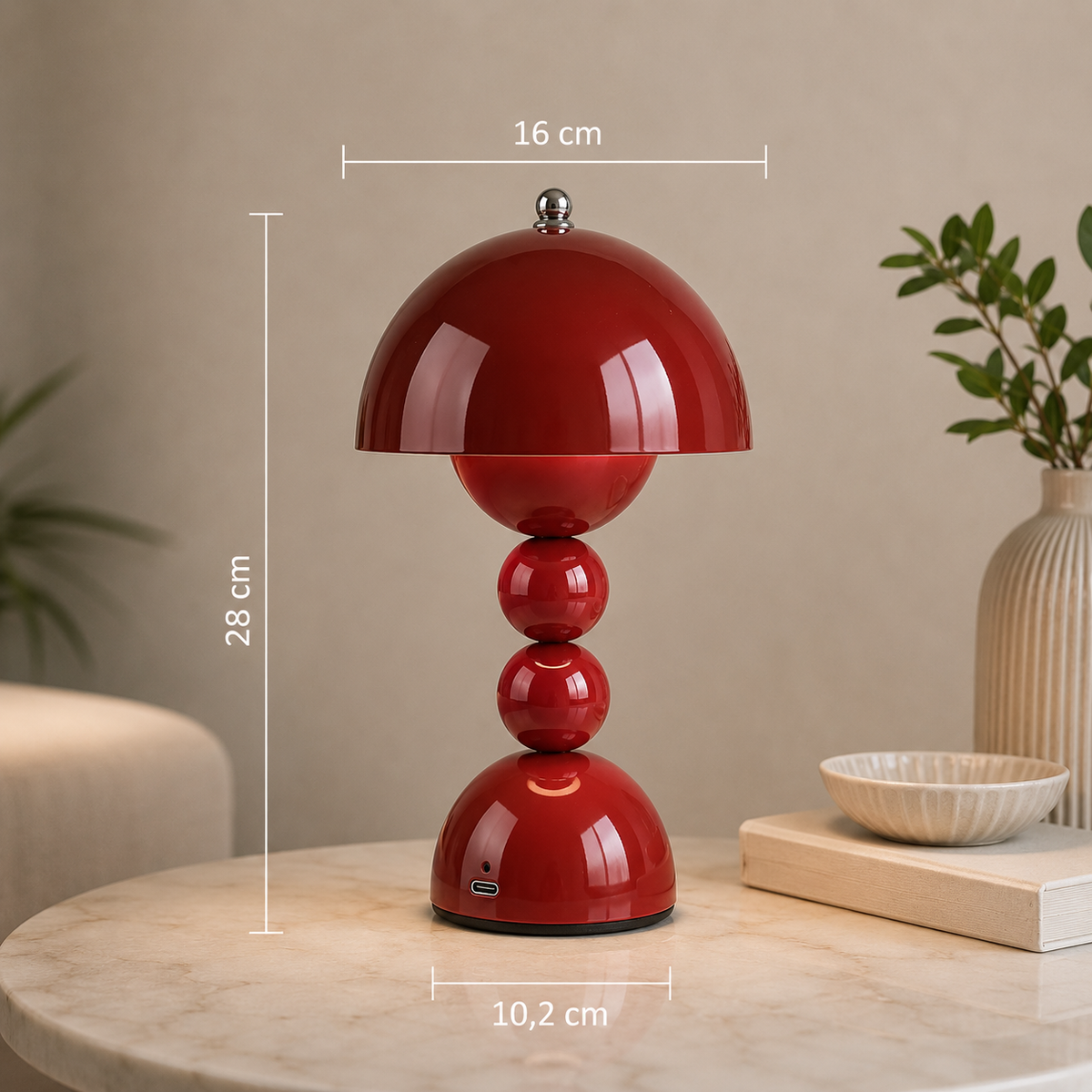 Rote LED-Tischlampe mit integriertem Akku, USB-C-Anschluss und Maßen 28 × 16 × 10,2 cm im skandinavischen Retro-Design.
