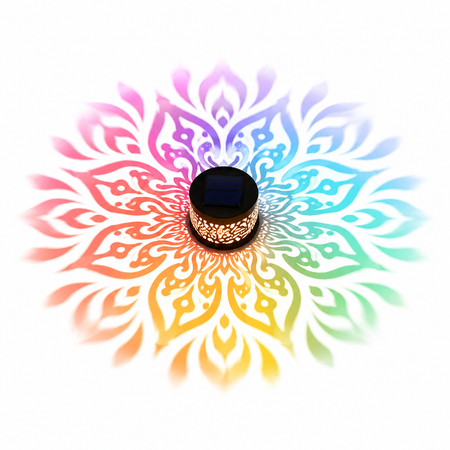 Solarleuchte mit kreisförmiger RGB-Mandala-Lichtprojektion auf weißem Hintergrund als Produktansicht
