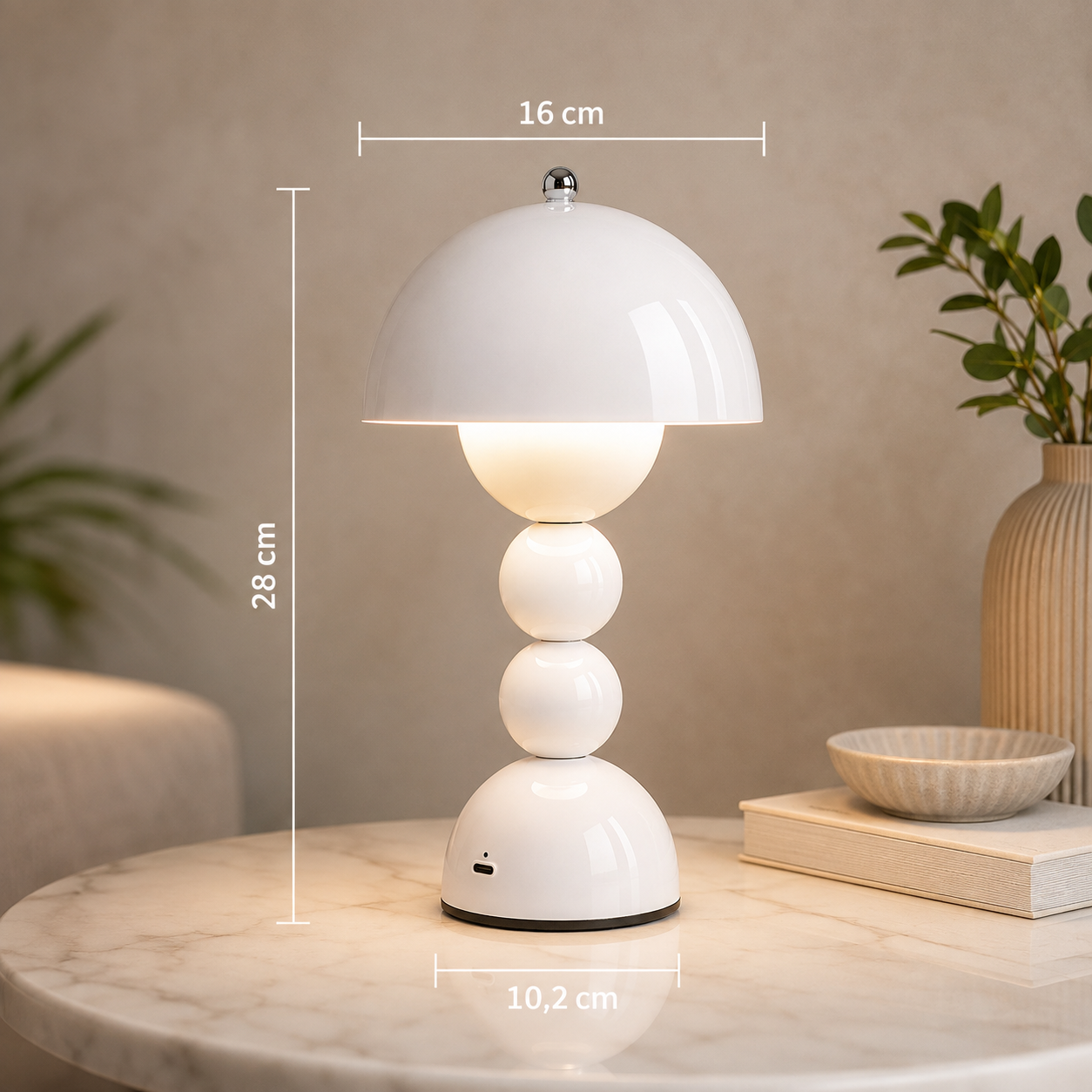 Weiße kabellose LED-Tischlampe mit Maßen 28 cm Höhe, 16 cm Schirmdurchmesser und 10,2 cm Standfuß im Retro-Design.
